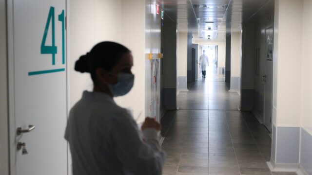 Двое пациентов, сбежавшие из спецмедучреждения в Канске, вернулись сами Медицинский работник в больнице - РИА Новости, 1920, 04.08.2026