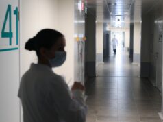 В Азове проверят больницу, где школьницу якобы заразили ВИЧ и гепатитом С Медицинский работник в больнице - РИА Новости, 1920, 03.08.2026