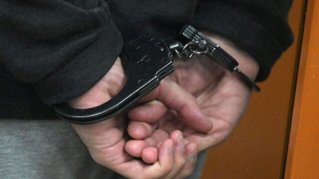 С новосибирского серийного убийцы Иванова взыскивают более 1,26 миллиона рублей Наручники на руках - РИА Новости, 1920, 16.08.2026