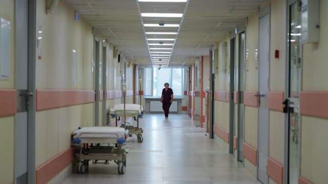 Темрезов: шестеро пострадавших при взрыве газа в доме в КЧР остаются в больницах Коридор больницы - РИА Новости, 1920, 03.08.2026