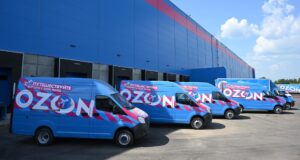 Машины у оптово-распределительного центра группы компаний Ozon - РИА Новости, 1920, 24.08.2026