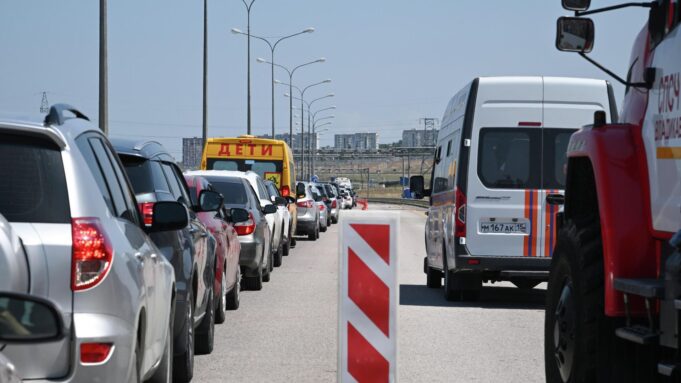 Перед въездом на Крымский мост скопилось более 600 автомобилей Автомобильная пробка перед Крымским мостом в Керчи - РИА Новости, 1920, 10.08.2026