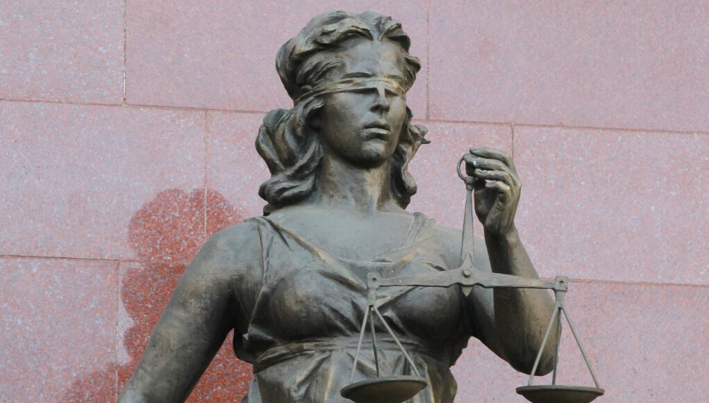 Суд в Дагестане арестовал 5 человек по подозрению в незаконном обороте оружия Статуя богини Фемиды - РИА Новости, 1920, 08.08.2026