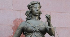 Статуя богини Фемиды у здания Одинцовского городского суда - РИА Новости, 1920, 17.08.2026