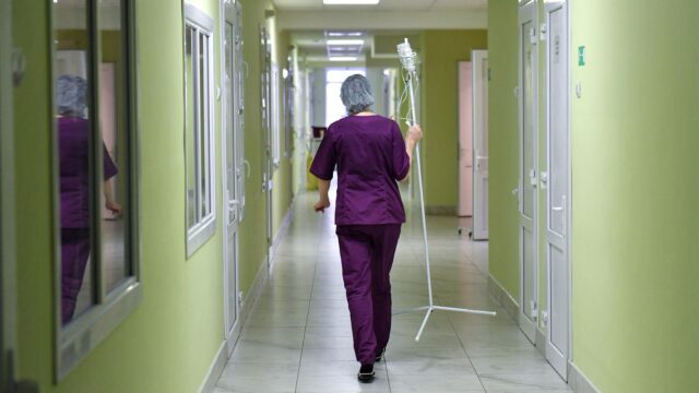 В Салехарде число отравившихся едой из доставки суши и пиццы выросло до 51 Сотрудница больницы в коридоре - РИА Новости, 1920, 11.08.2026