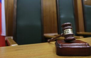 На Ставрополье прикурившему от Вечного огня дали 10 месяцев исправительных работ Кресло судьи в зале заседаний суда - РИА Новости, 1920, 14.08.2026