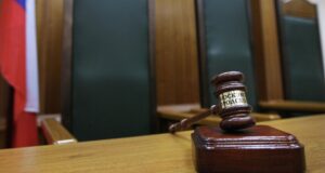 Дело против фермера Мухина прекратили из-за действий в крайней необходимости Кресло судьи в зале заседаний суда - РИА Новости, 1920, 20.08.2026