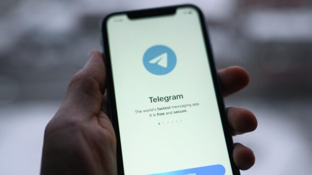 Суд в Москве три раза за день оштрафовал Telegram из-за нарушений Логотип мессенджера Telegram на экране смартфона - РИА Новости, 1920, 12.08.2026