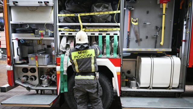 В Горловке при атаке беспилотника поврежден пассажирский автобус Сотрудник МЧС России - РИА Новости, 1920, 05.08.2026