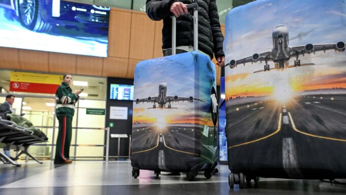 Адвокат аш-Шейх: освобожденный из-под стражи турист вернется в Россию в пятницу Пассажиры с чемоданами - РИА Новости, 1920, 21.08.2026