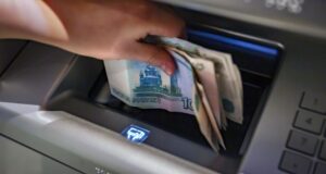 Посетитель снимает деньги с банковского счета в банкомате - РИА Новости, 1920, 28.08.2026