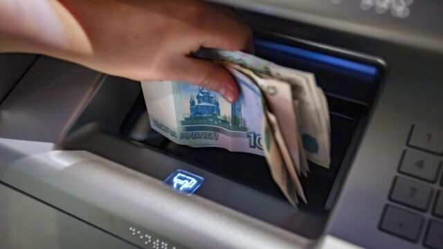 Волк: МВД раскрыло аферу с поддельными купюрами на 100 миллионов рублей Посетитель снимает деньги с банковского счета в банкомате - РИА Новости, 1920, 28.08.2026