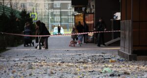 Обломки фасада многоэтажного жилого дома в Краснодаре, поврежденного в результате атаки БПЛА со стороны ВСУ - РИА Новости, 1920, 12.08.2026
