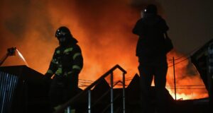 В Подмосковье на площади 260 «квадратов» загорелись два дома с террасами и гараж Тушение пожара - РИА Новости, 1920, 23.08.2026