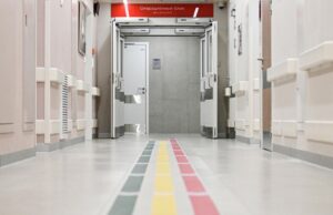 В Приморье мужчина головой упал на арматуру на даче и сам ее вытащил Больница - РИА Новости, 1920, 17.08.2026