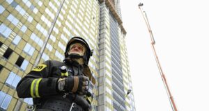 Спасатели тушат пожар в жилом здании в Подмосковье, 50 человек эвакуированы Сотрудник МЧС - РИА Новости, 1920, 19.08.2026