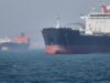 UKMTO: танкер у берегов Омана вышел из строя из-за попадания снаряда Нефтяные танкеры в Ормузском проливе - РИА Новости, 1920, 25.08.2026