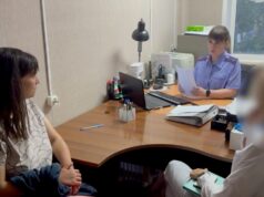 Задержание подозреваемой в убийстве дочери в Ачинске. Кадр видео - РИА Новости, 1920, 20.08.2026