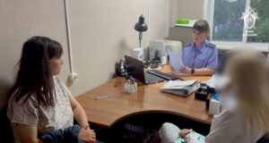 Задержание подозреваемой в убийстве дочери в Ачинске. Кадр видео - РИА Новости, 1920, 20.08.2026