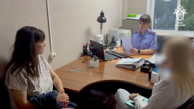 Задержание подозреваемой в убийстве дочери в Ачинске. Кадр видео - РИА Новости, 1920, 20.08.2026