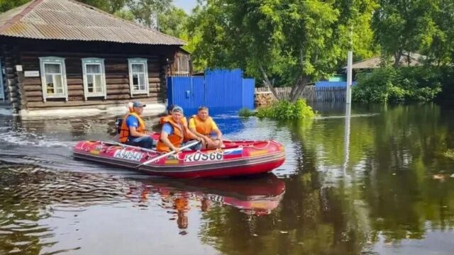 В Приморье из-за ливней подтопило 16 домов и 182 участка Сотрудники МЧС России во время ликвидации последствий дождевого паводка - РИА Новости, 1920, 03.08.2026