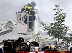 В Петербурге загорелась кровля дома на площади 300 квадратных метров Сотрудники МЧС России - РИА Новости, 1920, 03.08.2026
