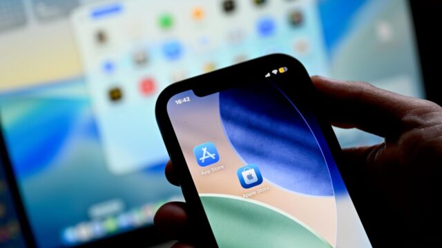 Магазин приложений App Store на экране смартфона - РИА Новости, 1920, 29.08.2026