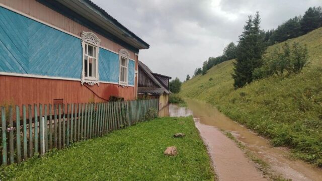 В Пермском крае наградят 13-летнюю девочку, спасшую бабушку во время паводка На месте подтопления домов и участков после мощных ливней в Пермском крае - РИА Новости, 1920, 10.08.2026