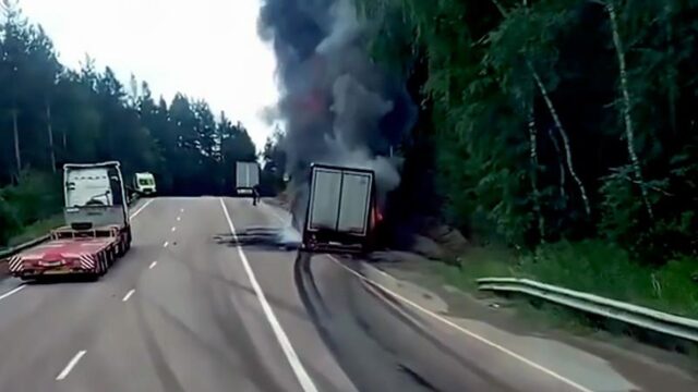В Бурятии на федеральной трассе сгорел большегруз с алкогольными напитками Горящий грузовик на федеральной трассе в Мухоршибирском районе Бурятии - РИА Новости, 1920, 01.08.2026
