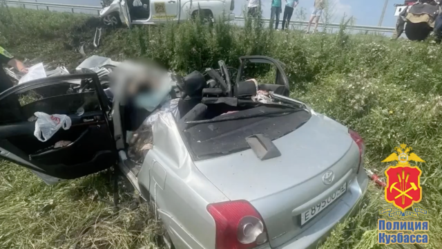 В Кузбассе три человека погибли, девятилетняя девочка пострадала при ДТП Последствия ДТП с участием двух легковушек в Кемеровской области - РИА Новости, 1920, 01.08.2026