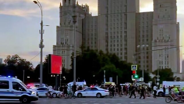 Автомобили экстренных служб в районе Кудринской площади, где произошел взрыв - РИА Новости, 1920, 01.08.2026