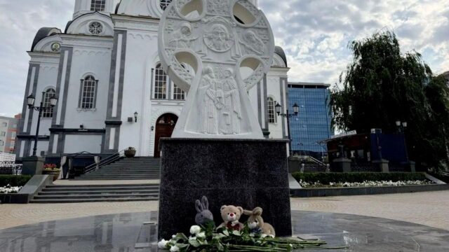Стихийный мемориал в память о погибших в ходе атаки беспилотников ВСУ 3 августа на Кубань в Краснодаре - РИА Новости, 1920, 03.08.2026