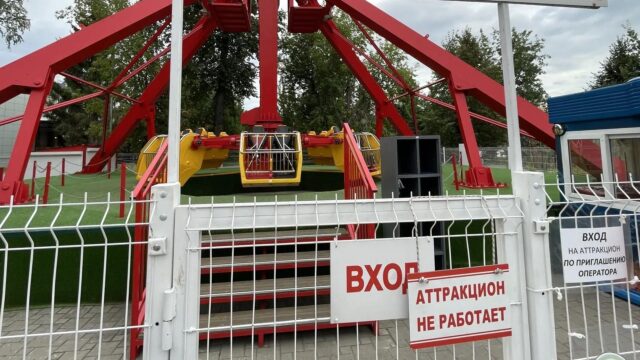 В Тюмени выключили аттракцион, из которого выпала и травмировалась девушка Аттракцион в Тюмени, из которого выпала и травмировалась девушка - РИА Новости, 1920, 07.08.2026