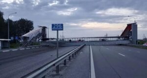 Самосвал снес надземный пешеходный переход на федеральной автодороге Тюмень-Екатеринбург - РИА Новости, 1920, 08.08.2026
