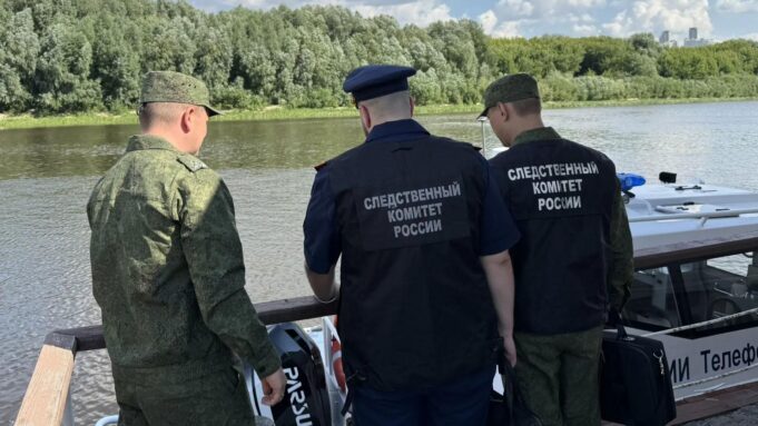 Сотрудники СК проводят следственные мероприятия на месте столкновения двух катеров в Самарской области - РИА Новости, 1920, 10.08.2026