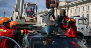 В Петербурге легковушка съехала в Неву со спуска на Университетской набережной Легковушка съехала в Неву со спуска на Университетской набережной - РИА Новости, 1920, 10.08.2026