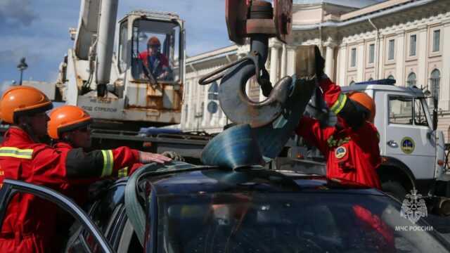 В Петербурге легковушка съехала в Неву со спуска на Университетской набережной Легковушка съехала в Неву со спуска на Университетской набережной - РИА Новости, 1920, 10.08.2026