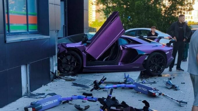 ДТП с участием автомобиля Lamborghini в Екатеринбурге - РИА Новости, 1920, 11.08.2026