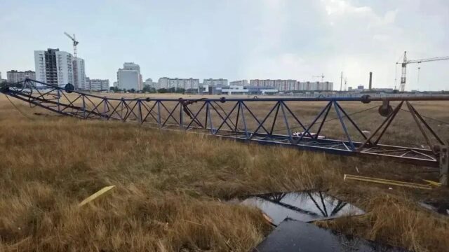 В Евпатории на стройплощадке жилого комплекса упал башенный кран Башенный кран, упавший на стройплощадке жилого комплекса в Евпатории в Крыму - РИА Новости, 1920, 12.08.2026