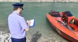 Сотрудник СК проводит следственные мероприятия на месте гибели женщины на реке Сулак в Дагестане - РИА Новости, 1920, 13.08.2026