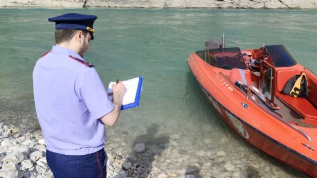 В Дагестане 2 человек задержали после гибели женщины при ЧП с катером Сотрудник СК проводит следственные мероприятия на месте гибели женщины на реке Сулак в Дагестане - РИА Новости, 1920, 13.08.2026
