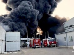Сотрудники МЧС ликвидируют пожар на складе в пригороде Краснодара. Кадр видео - РИА Новости, 1920, 12.08.2026