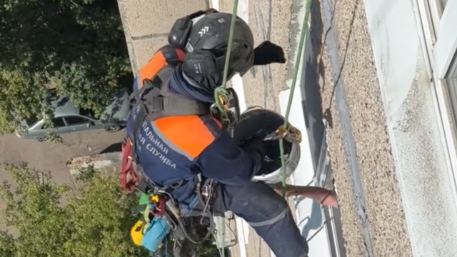 В Уфе женщина пыталась столкнуть работавшего на высоте жилого дома альпиниста Конфликт между промышленным альпинистом и жительницей дома в Уфе - РИА Новости, 1920, 13.08.2026