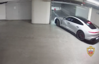В Москве два сотрудника автомойки угнали Porsche клиента и разбили его Работники автомойки ездят на Porsche клиента в Москве - РИА Новости, 1920, 13.08.2026