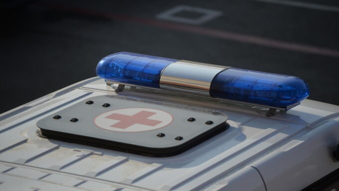 В Ленобласти пьяный водитель с двумя детьми съехал в кювет, один ребенок погиб Автомобиль скорой медицинской помощи - РИА Новости, 1920, 15.08.2026