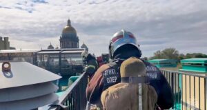 Пожар на крыше здания в Адмиралтейском районе Санкт-Петербурга - РИА Новости, 1920, 14.08.2026
