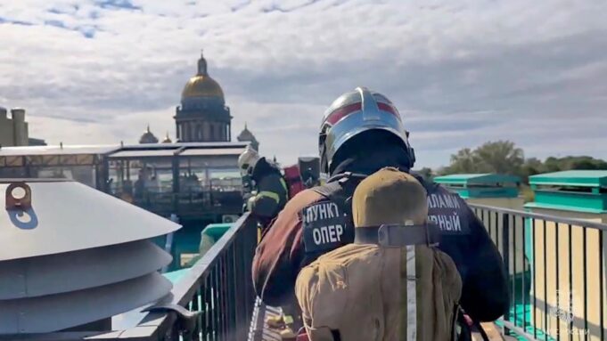 В центре Петербурга локализовали пожар на кровле здания Пожар на крыше здания в Адмиралтейском районе Санкт-Петербурга - РИА Новости, 1920, 14.08.2026