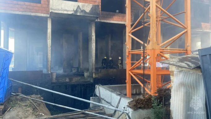 Трех пострадавших при пожаре в строящемся доме в Омске выписали из больницы Ликвидация пожара в строящемся здании в Омске - РИА Новости, 1920, 16.08.2026