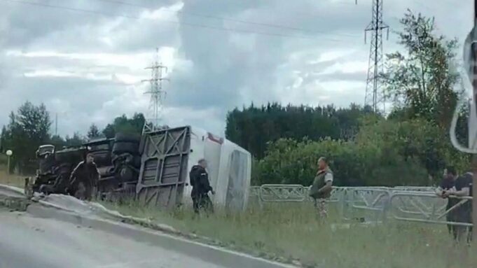 Последствия ДТП с участием автобуса в Березниках Пермского края - РИА Новости, 1920, 16.08.2026