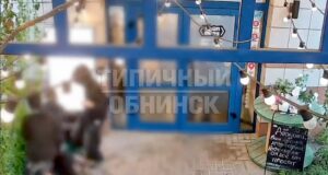 Кадр видео избиения девушки группой подростков в Обнинске - РИА Новости, 1920, 17.08.2026